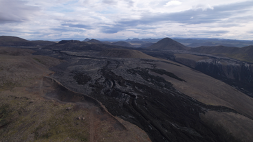 Observa los efectos de las erupciones volcánicas recientes en Islandia desde una avioneta.