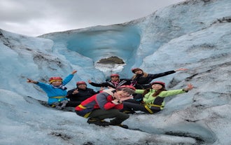 Un gruppo posa per una foto in un crepaccio sul ghiacciaio Solheimajokull