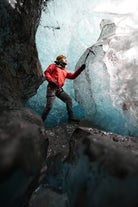Het is essentieel om alle veiligheidsuitrusting te dragen tijdens het ijsklimmen in IJsland.