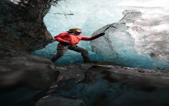 Het is essentieel om alle veiligheidsuitrusting te dragen tijdens het ijsklimmen in IJsland.