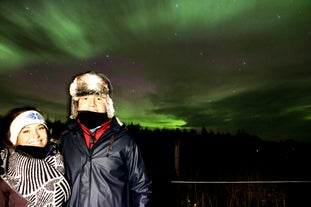 北アイスランドでオーロラを見つめるカップル