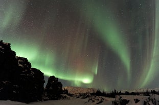 Zorze polarne spadają kaskadami z islandzkiego nieba.