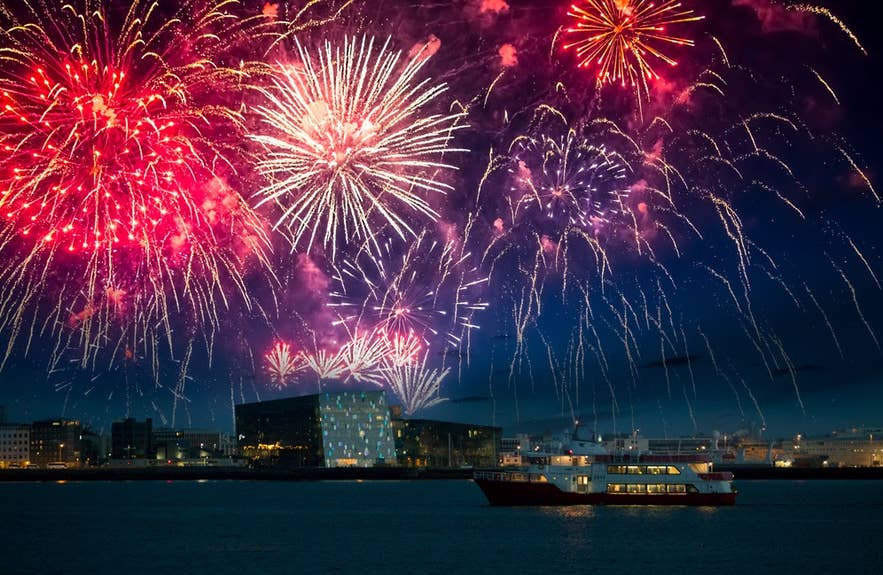 Giro in barca nel porto di Reykjavik con vista mozzafiato sui fuochi d'artificio di Capodanno che illuminano il cielo