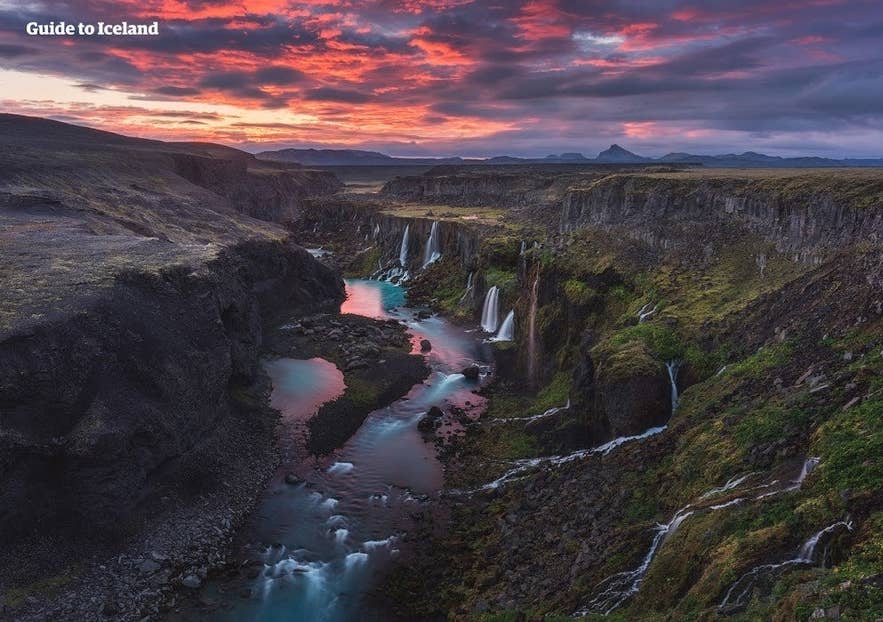 Sol de medianoche sobre Sigöldugljúfur en las tierras altas de Islandia