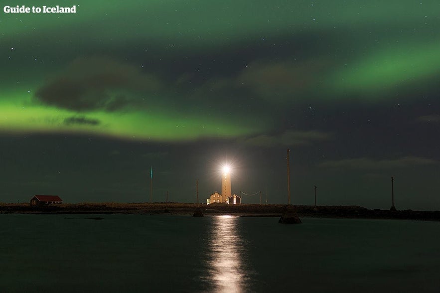 L'aurora sopra un faro islandese.