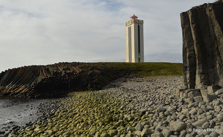 K&aacute;lfshamarsv&iacute;k beach in Iceland has basalt columns and a lighthouse.
