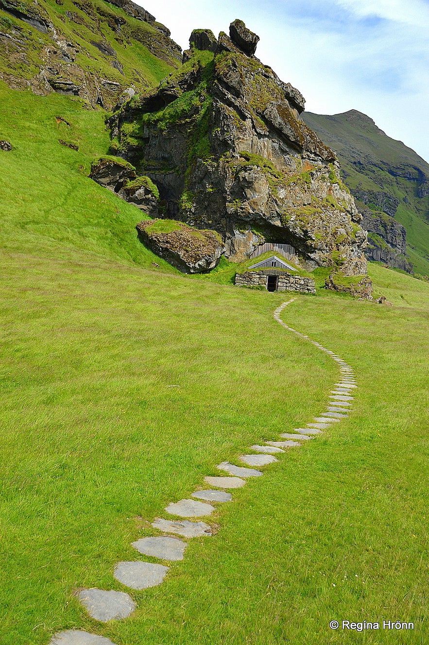 Rútshellir cave