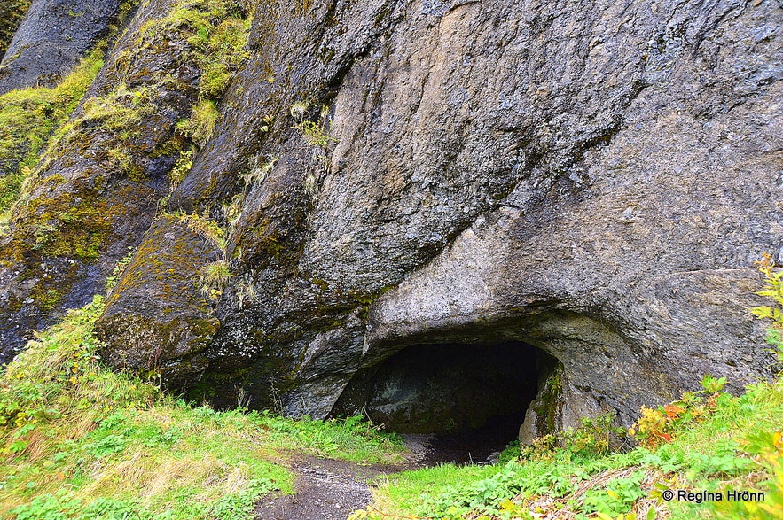 Sönghellirinn - the Singing Cave in Kirkjubæjarklaustur Sönghellirinn - the Singing Cave in Kirkjubæjarklaustur