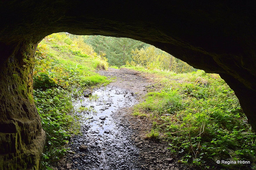 Sönghellir - Singing Cave in Kirkjubæjarklaustur Sönghellir - Singing Cave in Kirkjubæjarklaustur
