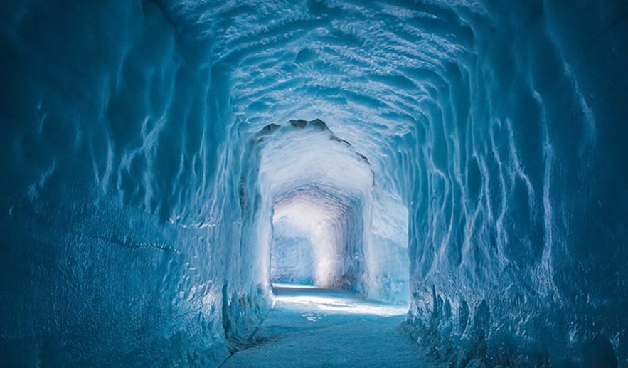 De ijstunnel in de Langjokull-gletsjer is een kunstmatige ijsgrot in IJsland