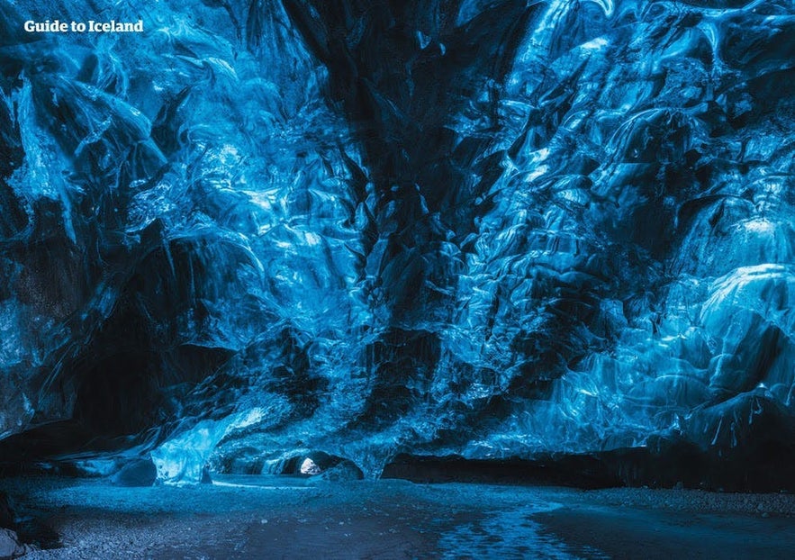 Ti verranno dati ramponi e casco per l'esplorazione della grotta di ghiaccio.