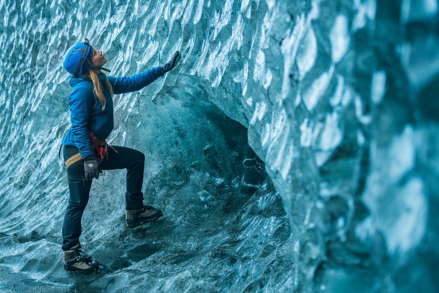 Les différentes textures des grottes de glace d’Islande sont fascinantes.