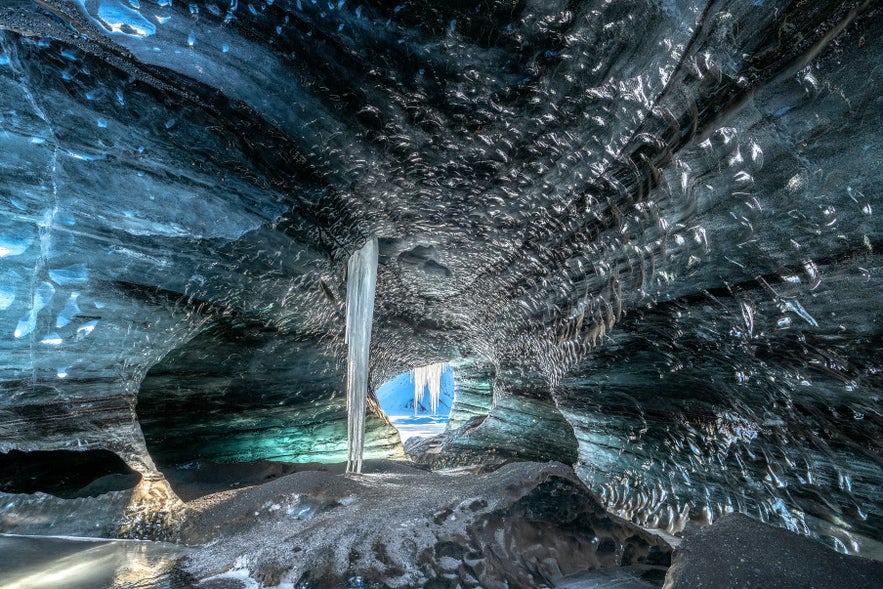 De ijsgrotten van Katla hebben een donkerdere kleur dan andere ijsgrotten