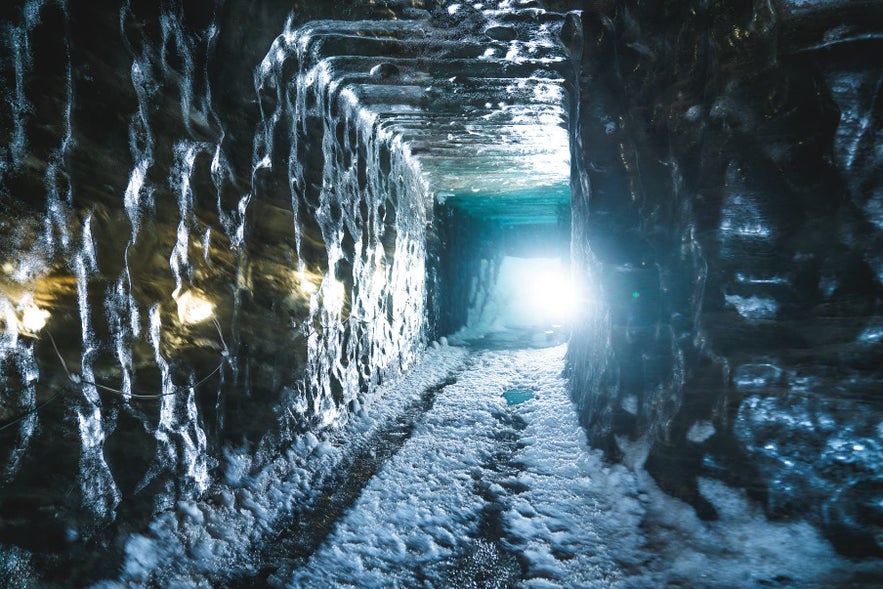 Langjokull posiada naturalną jaskinię lodową oraz tunel lodowy.