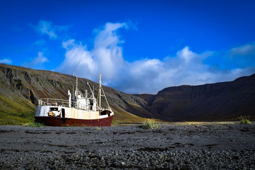 Near the lake of Saudlauksdalsvatn is an abandoned ship.