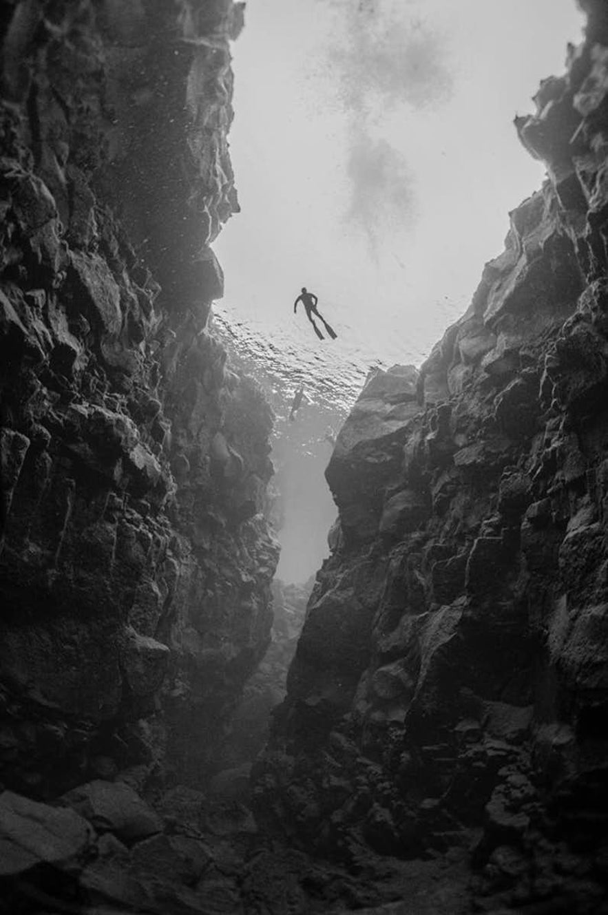 Een snorkelaar gefotografeerd van onderaf