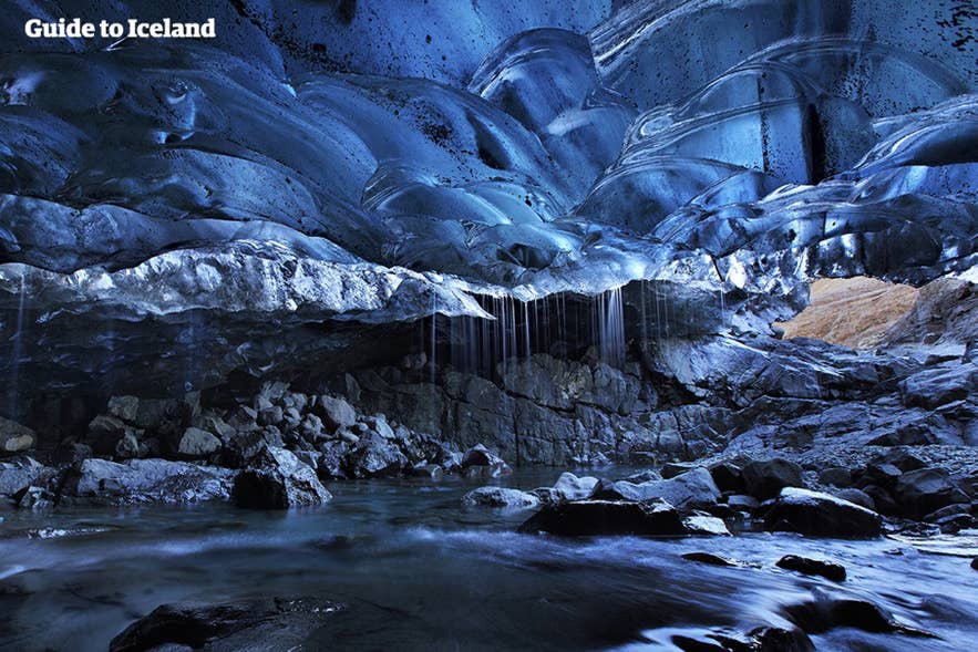 Grotta di ghiaccio blu brillante e ruscello invernale, una scena mozzafiato tipica di febbraio in Islanda
