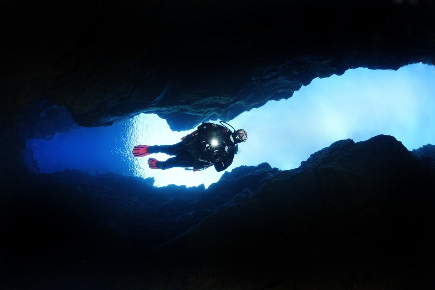 Un submarinista en la Fisura de Silfra