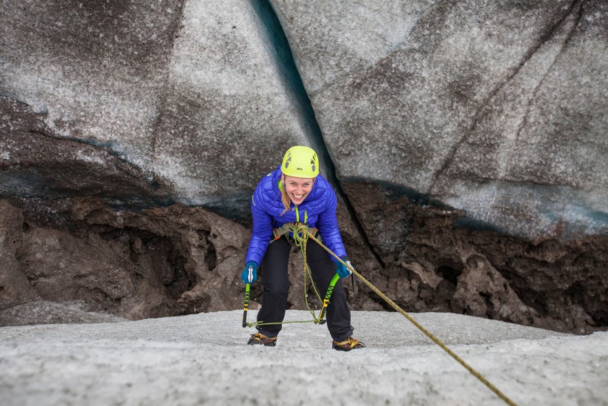 Een ijsklimmer op de Solheimajokull.