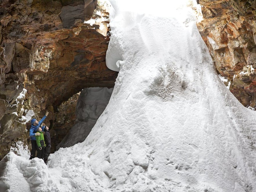 Neige s'écoulant sous forme de glace dans une grotte de lave en Islande.