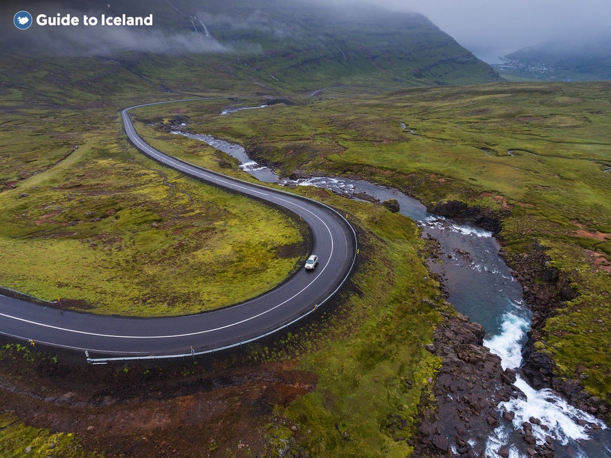 Conducir por las carreteras de Islandia en Abril debería ser fácil, pero se recomienda un vehículo 4x4