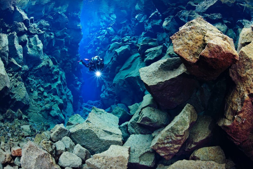 Een snorkelaar in de Hal van Silfra