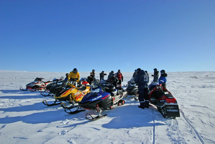 Snescooterkørsel midt i den islandske natur er noget, som kun få priviligerede oplever.