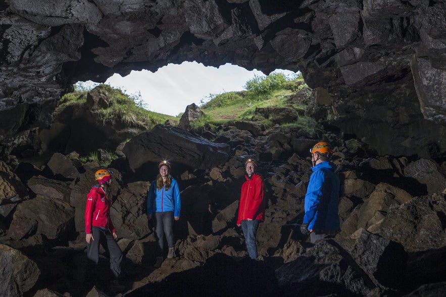 Lavagrotten verkennen in IJsland is een van de beste manieren om de geologische geschiedenis van het land te leren kennen