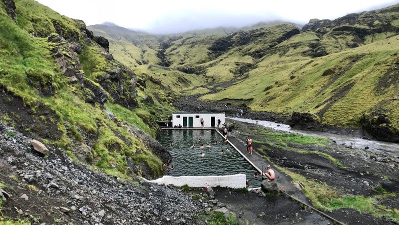Seljavallalaug is een beschermd buitenbad in het zuiden van IJsland