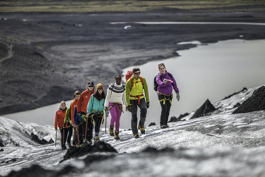 Utsikt över glaciären Sólheimajökull när man går stigen fram till den.