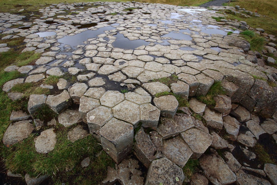 Pomimo wyglądu, który sugeruje, że jest to dzieło człowieka, Kirkjugólfið jest zjawiskiem całkowicie naturalnym.