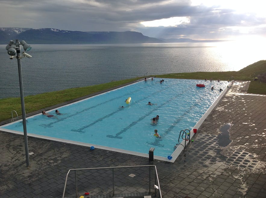 Hofsos ist die Heimat des wunderschönen Infinity Pools.