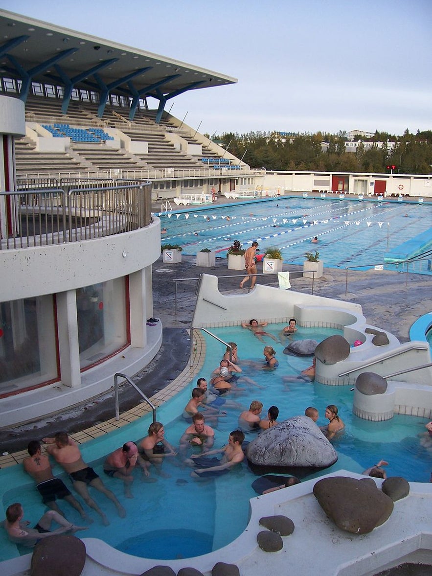 L'un des bains chauds de Laugardalslaug à Reykjavík