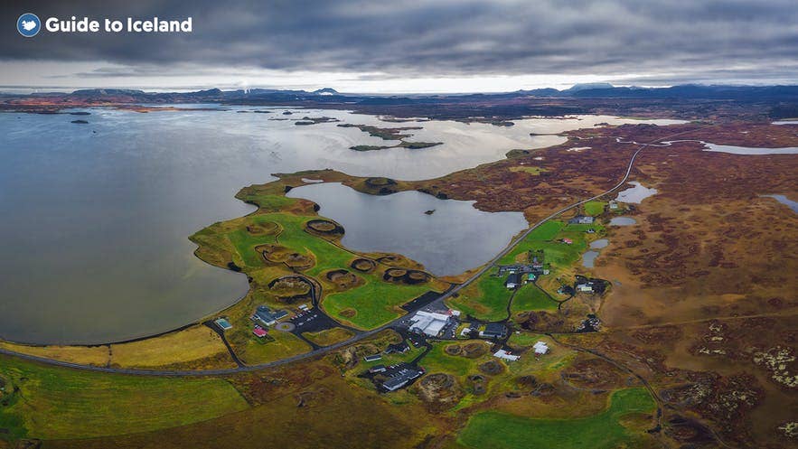 Widok z lotu ptaka na jezioro Myvatn i wulkaniczne krajobrazy, jedno z najlepszych miejsc noclegu na Islandii.