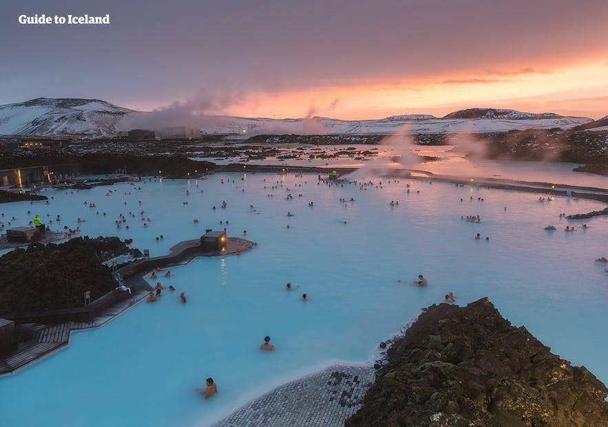Blaue Lagune bei Sonnenuntergang in Island – ein beliebter Ort nahe Reykjavik mit vielen Hotels in der Umgebung.