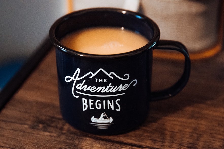 Le café est offert gratuitement dans les banques et certains magasins.