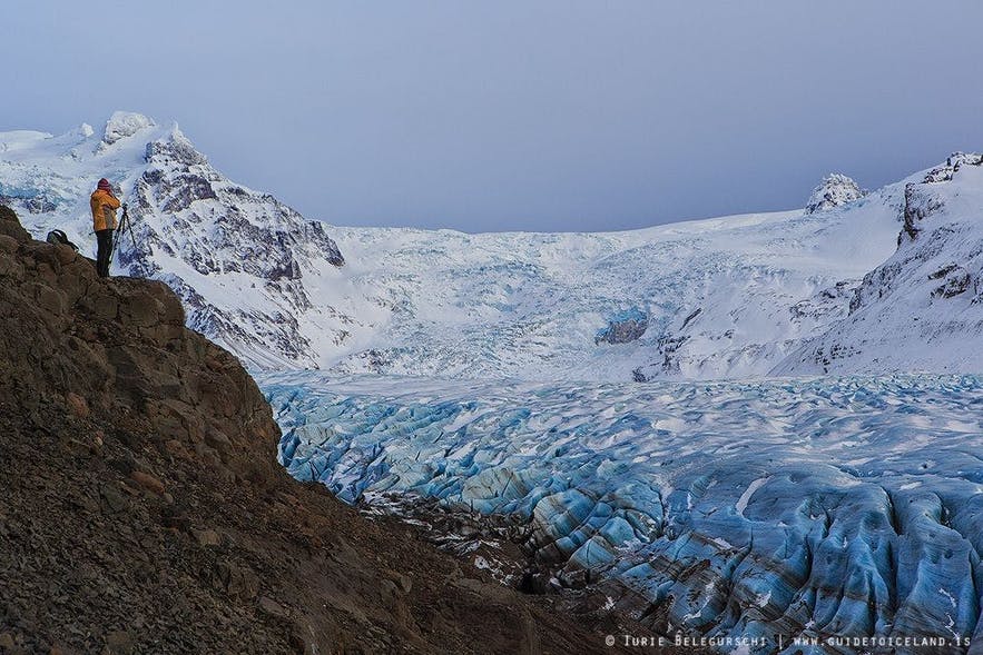 Le Svínafellsjökull dans le sud de l'Islande par beau temps.