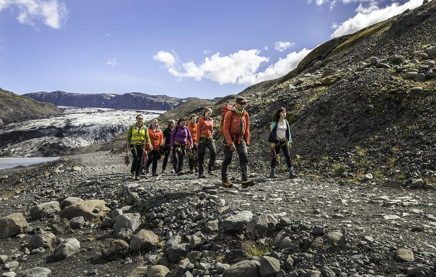 Sólheimajökull słynie ze swojej kolorystyki, z białym śniegiem, czarnym popiołem i niebieskim lodem.