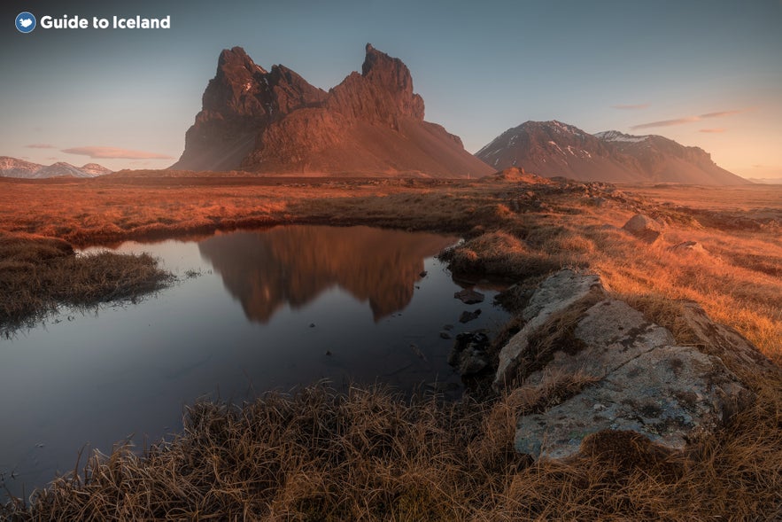 Die Sonne geht im Frühling auf dem Vestrahorn auf.