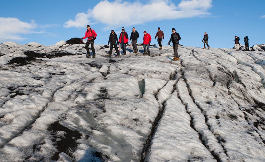 What is the best advice when it comes to group travel in Iceland? What are the different travel options available for groups, and what are the benefits and drawbacks over travelling solo?