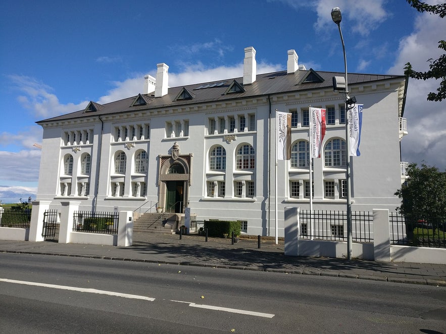 Hverfisgata är den angränsande gatan till Laugavegur i Reykjavik.