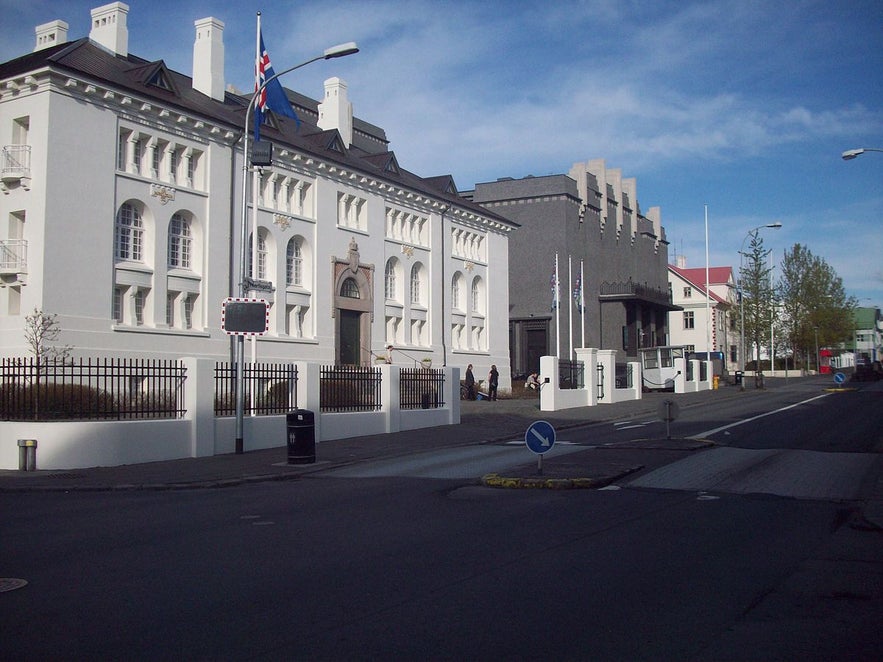 Hverfisgata ligger intill Laugavegur i Reykjavik.