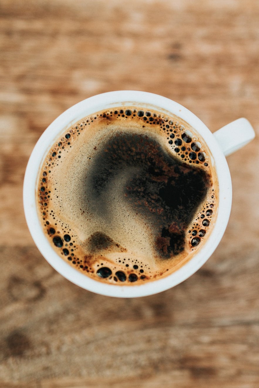 Kaffe hittar du på Kaffi Vinyl, som ligger på Hverfisgata 76.