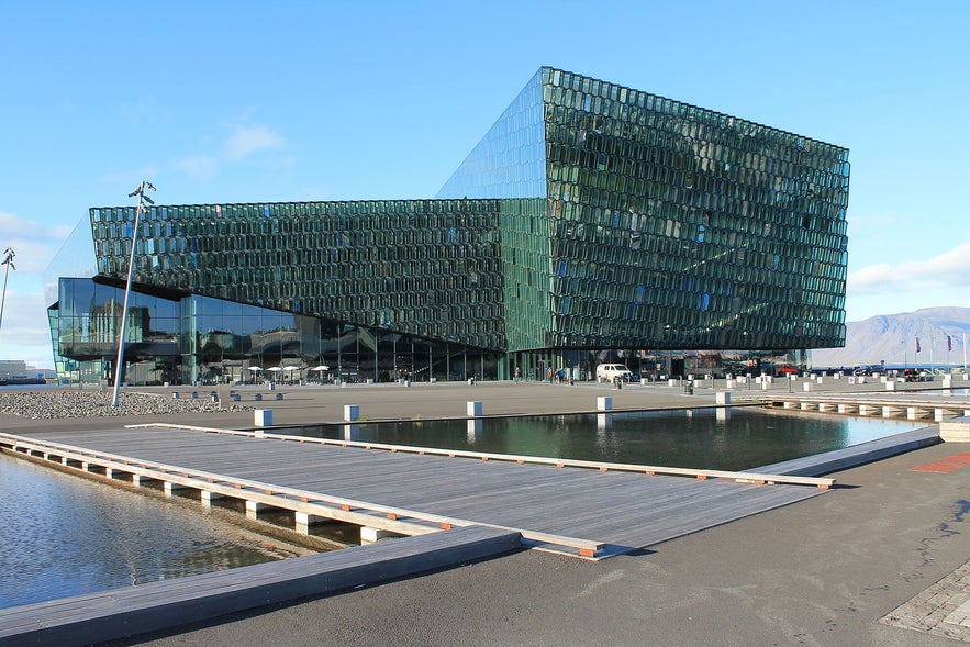 Harpa är en av Reykjaviks mest iögonfallande byggnader.