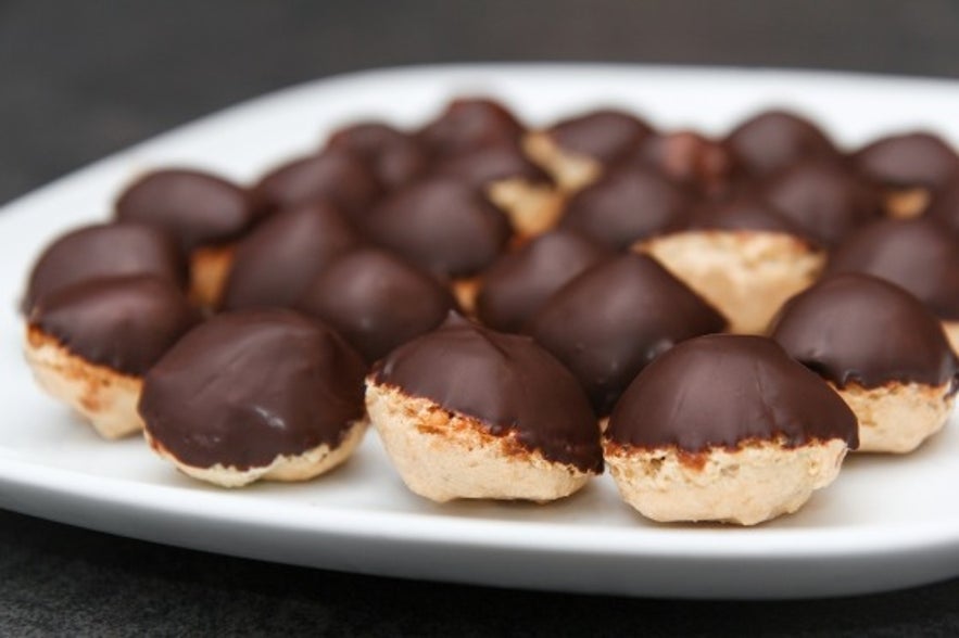 Sara (or "Sörur" plural) are very popular Icelandic Christmas cookies