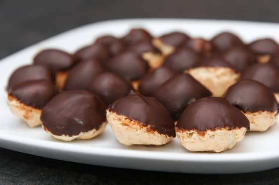 Piatto di biscotti Sara, classici dolci natalizi islandesi ricoperti di cioccolato. Foto da Ljufmeti og lekkerheit.