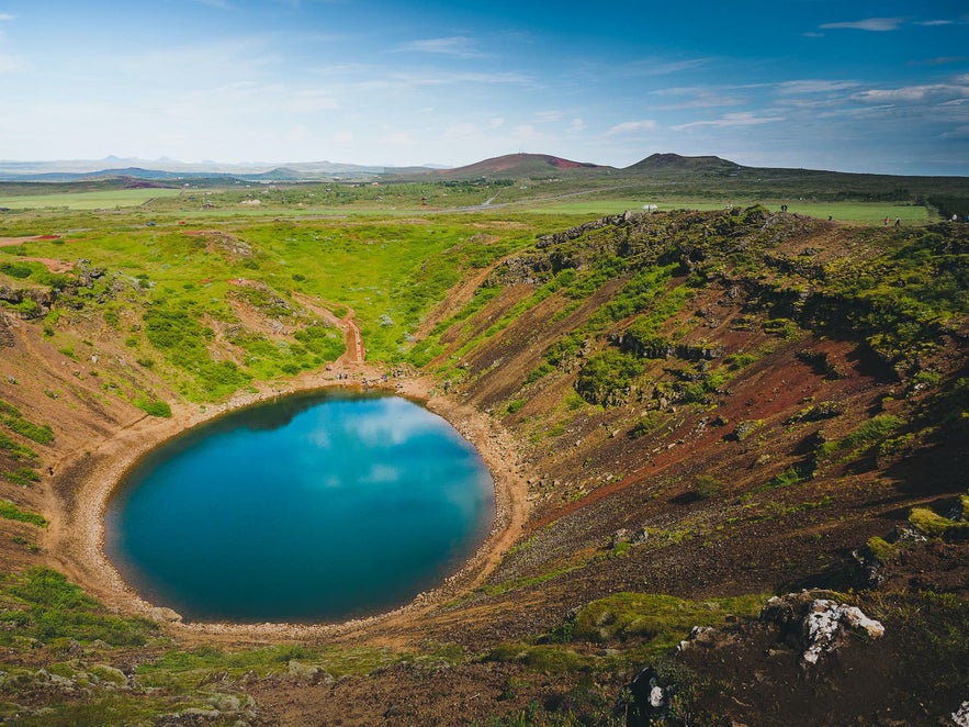 Der Krater Kerid in Grímsnes liegt in der Nähe des Goldenen Kreises.