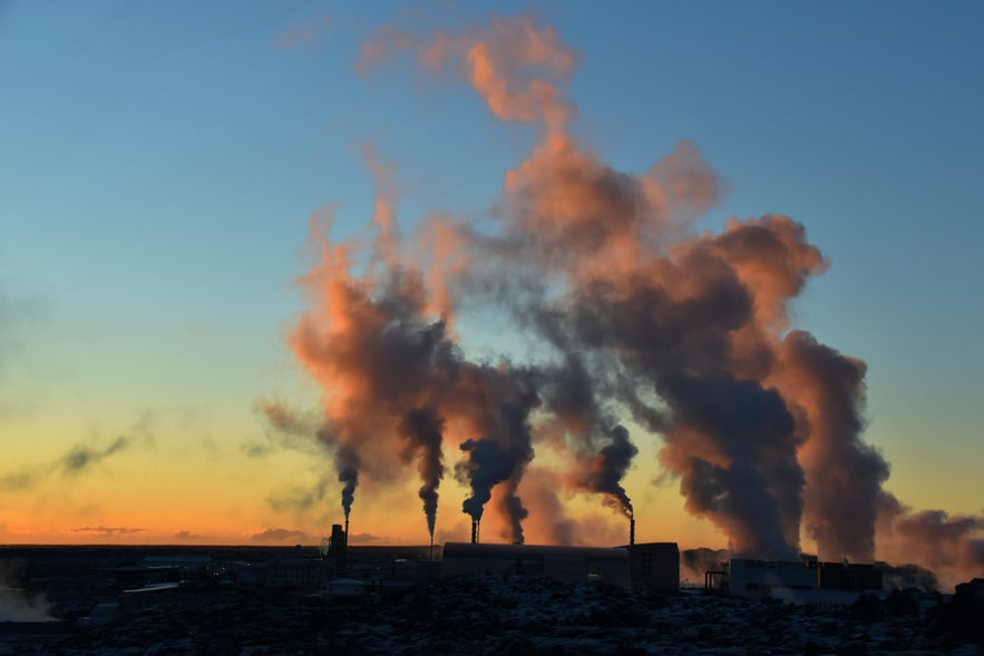 Błękitna Laguna znajduje się tuż obok elektrowni geotermalnej.