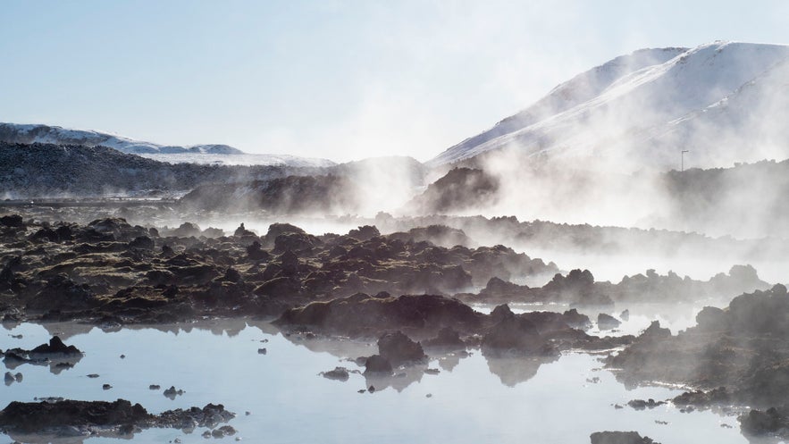 De architectuur van de Blue Lagoon-gebouwen is in harmonie met de natuur