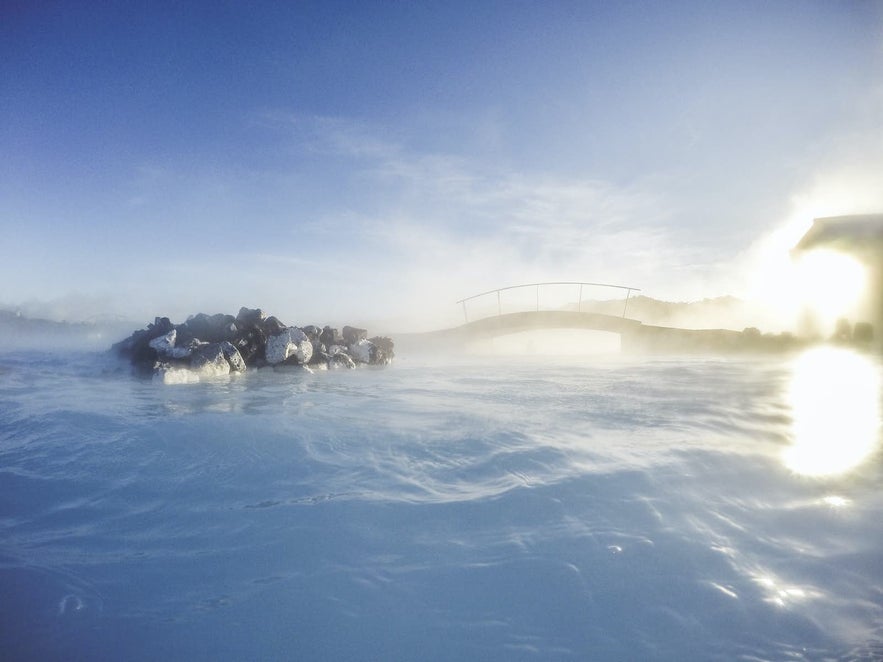 Entspannen im wohltuend warmen Wasser der Blauen Lagune